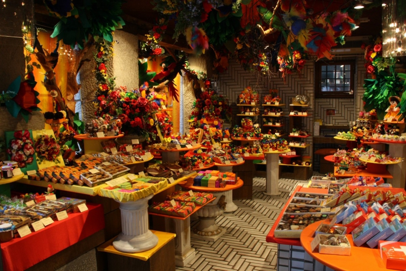 vitrine-CASTILLON-min_candy_store_chocolate_shop_chocolate_switzerland-393515