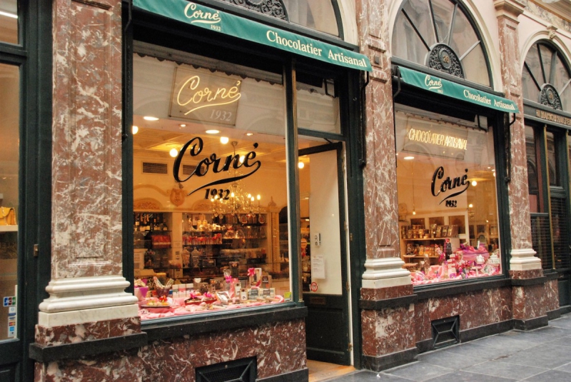 vitrine-CASTILLON-min_chocolate_chocolaterie_shop_luxury_chic_gallery_brussels_belgium-558146