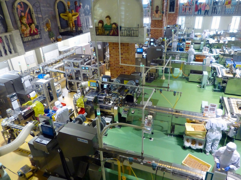 vitrine-CASTILLON-min_japan_sapporo_chocolate_factory_label_packaging_cookie_machine_operators-961509